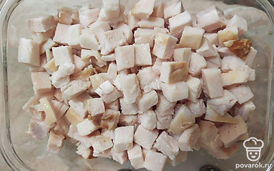 Копченую куриную грудку нарезать на кубики.