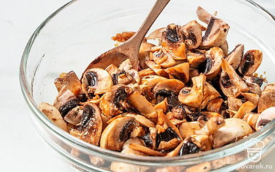 Нарезанные шампиньоны переложите в миску.