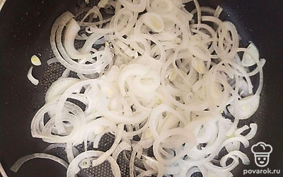 Лук нарезать полукольцами и отправить на разогретую сковороду с растительным маслом обжариваться до мягкости.