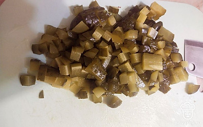 Соленые огурцы нарезать кубиком, отжать.