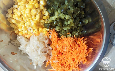 В миску добавить нарезанную курицу, огурцы, обжаренный лук, кукурузу, корейскую морковь. Морковь предварительно отжать от лишней жидкости.