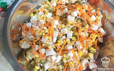 Все хорошо перемешать, салат готов!