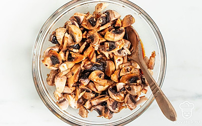 Залейте грибы соевым соусом со специями и лимоном, а затем хорошо перемешайте.