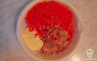 Обжарьте лук до золотистого вета. Выложите все продукты в глубокую миску, добавьте майонез.
