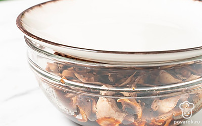 Уберите миску с грибами в холодильник или любое другое прохладное место и оставьте на 30 минут.