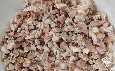 Куриную грудку отварить, нарезать кубиками, выложить в миску. 