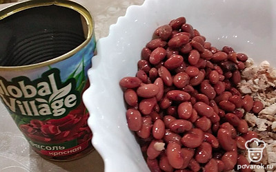 С фасоли слить воду, зерна добавить в миску.