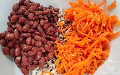 В салат выложить корейскую морковь. 