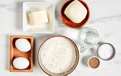 Муку просейте, помойте куриные яйца.