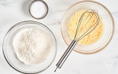 В глубокой миске смешайте муку с солью. Отдельно взбейте венчиком яйца с водой.