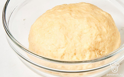 Соедините мучную и яичную смесь. Замесите руками однородное нежное тесто. Оставьте его на 20 минут отдохнуть.