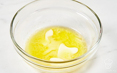Сливочное масло растопите на водяной бане или в микроволновке на слабой мощности. Дайте маслу немного остыть.