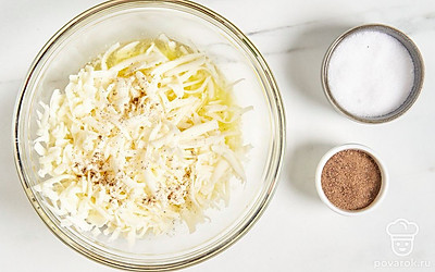 Сыр сулугуни натрите на терке. Смешайте сыр с половиной масла, солью и перцем. Разделите начинку на 5 равных частей.