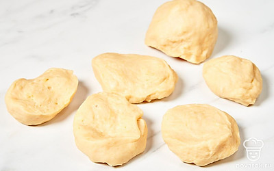 Разделите тесто на 6 частей. При этом одна часть должна быть побольше, остальные сделайте одинаковыми