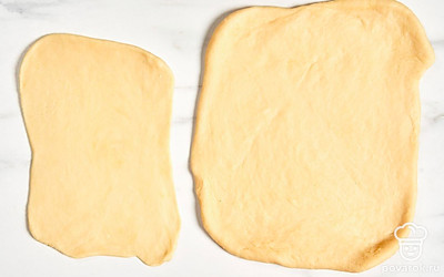 Большой кусочек теста раскатайте в тонкий пласт, чтобы он был по размеру больше формы для запекания. Остальные кусочки раскатайте по размеру формы.