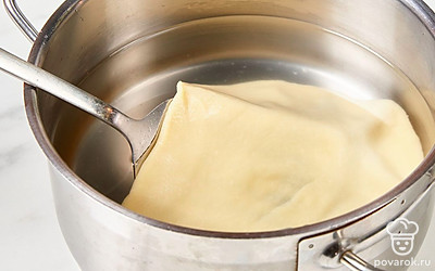 В большой кастрюле вскипятите воду. В другую кастрюлю или миску налейте холодную воду. Каждый пласт теста опускайте на минуту в кипяток, потом сразу на минуту в холодную воду.