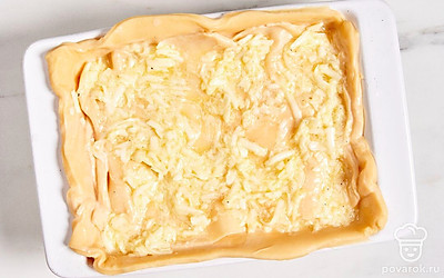 Выкладывайте в форму по очереди все пласты теста и начинку.