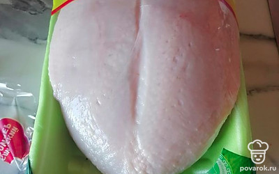 Берем грудку. Лучше брать небольшую. Режем ее, отделяем мясо от костей.