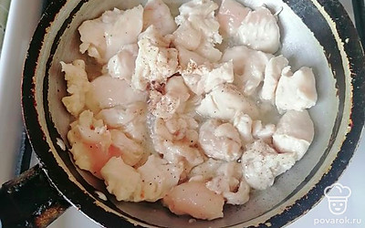 Нарезаем кусочками средними. Жарим на сковороде. Солим и перчим по вкусу. Томим не больше 10 минут.
