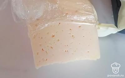 Берем твердый любой сыр. Так же режем кусочками, квадратиками.