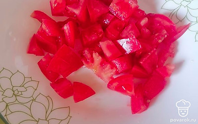 Берем малиновые помидоры, они обычно вкуснее просто красных. Режем их кубиками и добавляем в тарелку. К помидорам выкладываем сыр, укроп, зеленый салат и обжаренную грудку. Все перемешиваем и заправляем майонезом. 