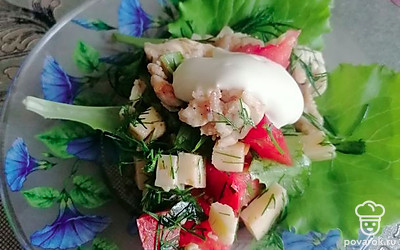 Подаем порционно, в небольших блюдцах или креманках, украсив листьями салата.