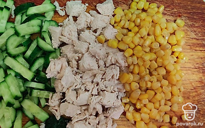 Огурец нарезать соломкой, курицу на маленькие кубики.