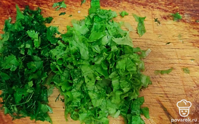 Помыть и мелко нарезать зелень. 