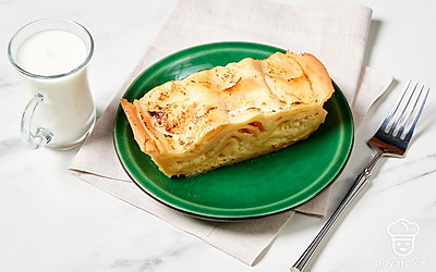 После выпекания дайте пирогу немного остыть, чтобы сыр схватился. Подавайте ачму с кефиром или другим кисломолочным напитком.