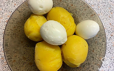 Картошку и яйца отвариваем до готовности и остужаем. Очищаем картошку от кожуры, а яйца от скорлупы.