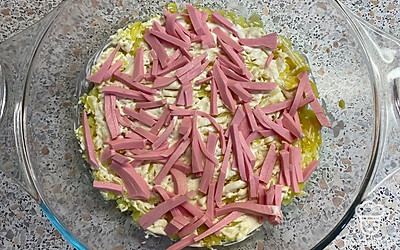 Колбасу нарежем соломкой, выложим сверху на картошку.