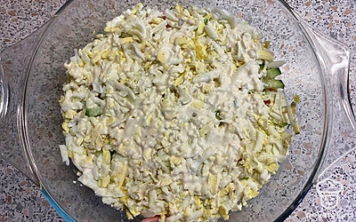 Яйца натираем на крупной терке. Выкладываем их следующим слоем. Солим и смазываем майонезом.