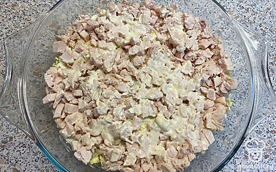 Отварное куриное филе нарезаем мелким кубиком. Выкладываем сверху на яйца. Солим и приправляем майонезом.