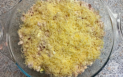 Сыр натираемь на мелкой терке, посыпаем сверху салат.