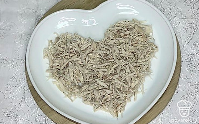 Куриную грудку разделываем на волокна и выкладываем в форме сердца.