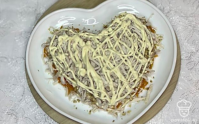 Сверху сетка майонеза.