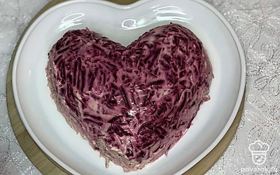 Добавляем майонез и собираем салат в сердечко с помощью майонеза, смазываем со всех сторон.