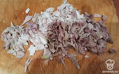Курицу отварить в подсоленной воде до готовности около 40-60 минут. Вынуть кости и нарезать мякоть небольшими кусочками. 