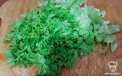 Салат вымыть, обсушить полотенцем и нарвать. 
