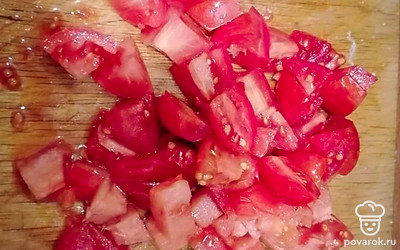 Помидоры вымыть, нарезать кубиками. 