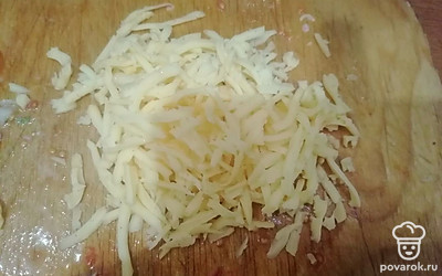 Сыр натереть на крупной терке. 
