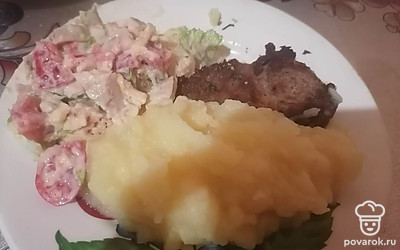 Все ингредиенты соединить в миске, посолить, добавить сухарики, заправить майонезом и перемешать. 