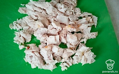 Нарежьте куриную грудку кубиками.