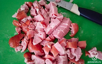 Нарежьте колбасу кубиками.