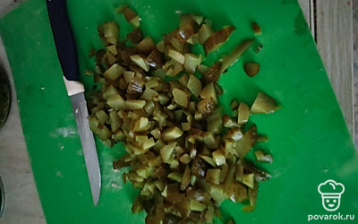 Порежьте маринованные огурчики кубиками.