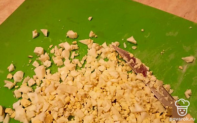 Отварите и нарежьте яйца.