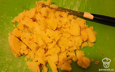 Отварите и порежьте картофель кубиками.