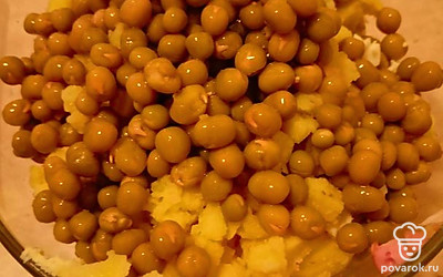 Добавьте зелёный горошек.