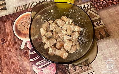 В миску с заправкой переложить мясо, а затем добавить лимонный сок.