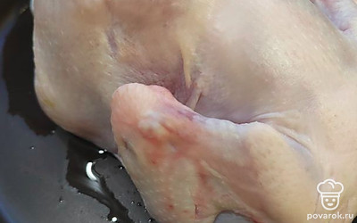 Отвариваем либо курицу, либо берем только грудку и варим в соленой воде.